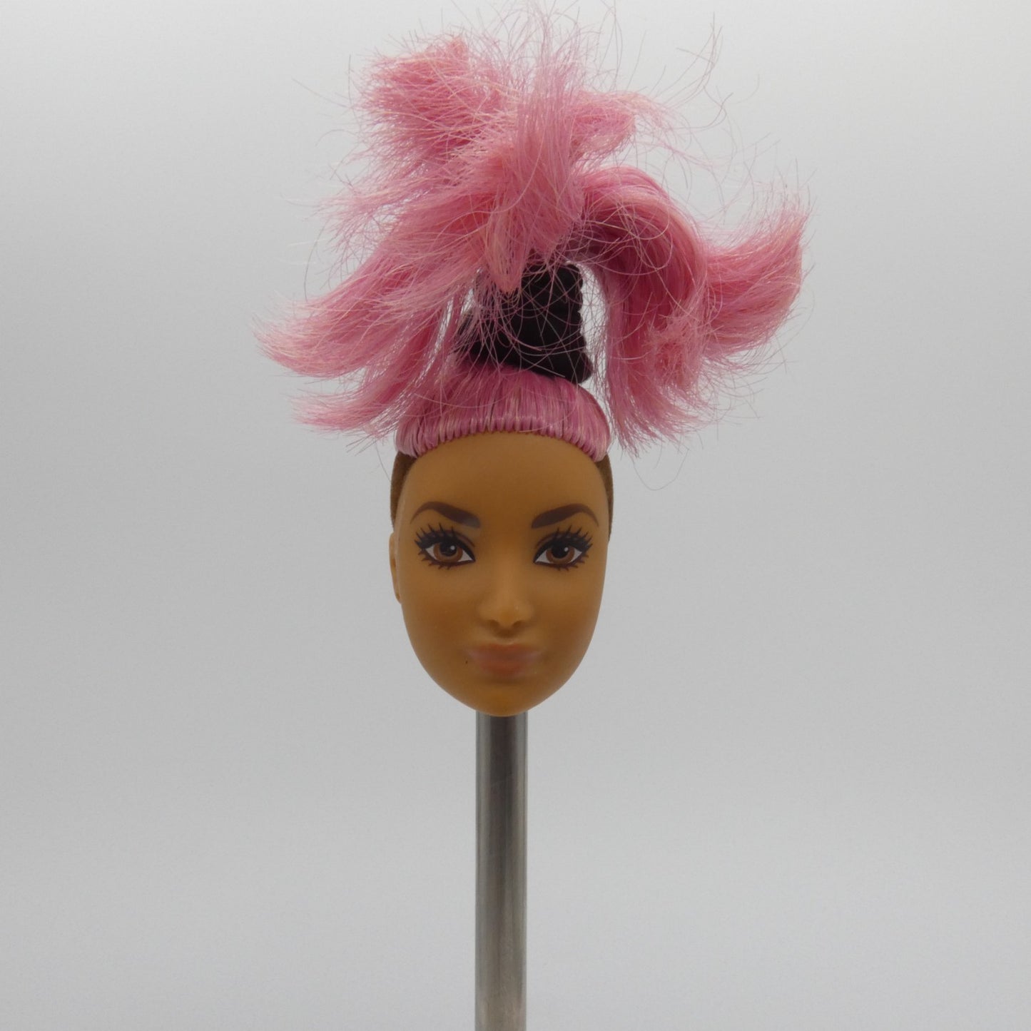 Barbie Fashionistas 095 Doll Head Goddess Face Pink Hair Brown Tan 2018 FJF55