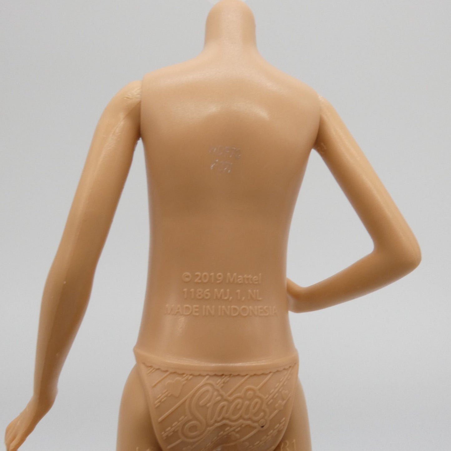 Barbie It Takes Two Stacie Doll Body Bent Right Arm 2022 Mattel HDF70