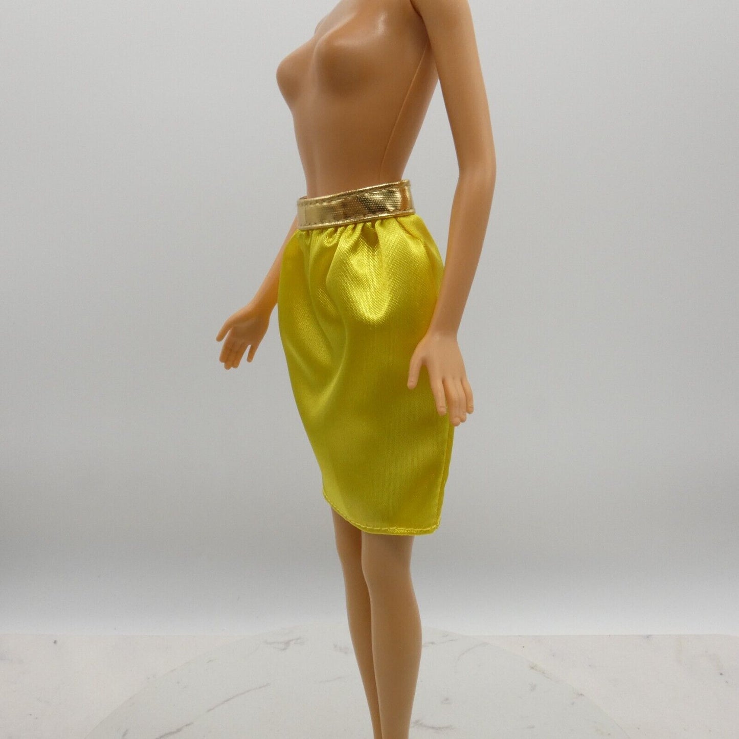 Barbie Doll Skirt Yellow Shiny Gold Band Signature Looks 19 2023 Mattel HJX28