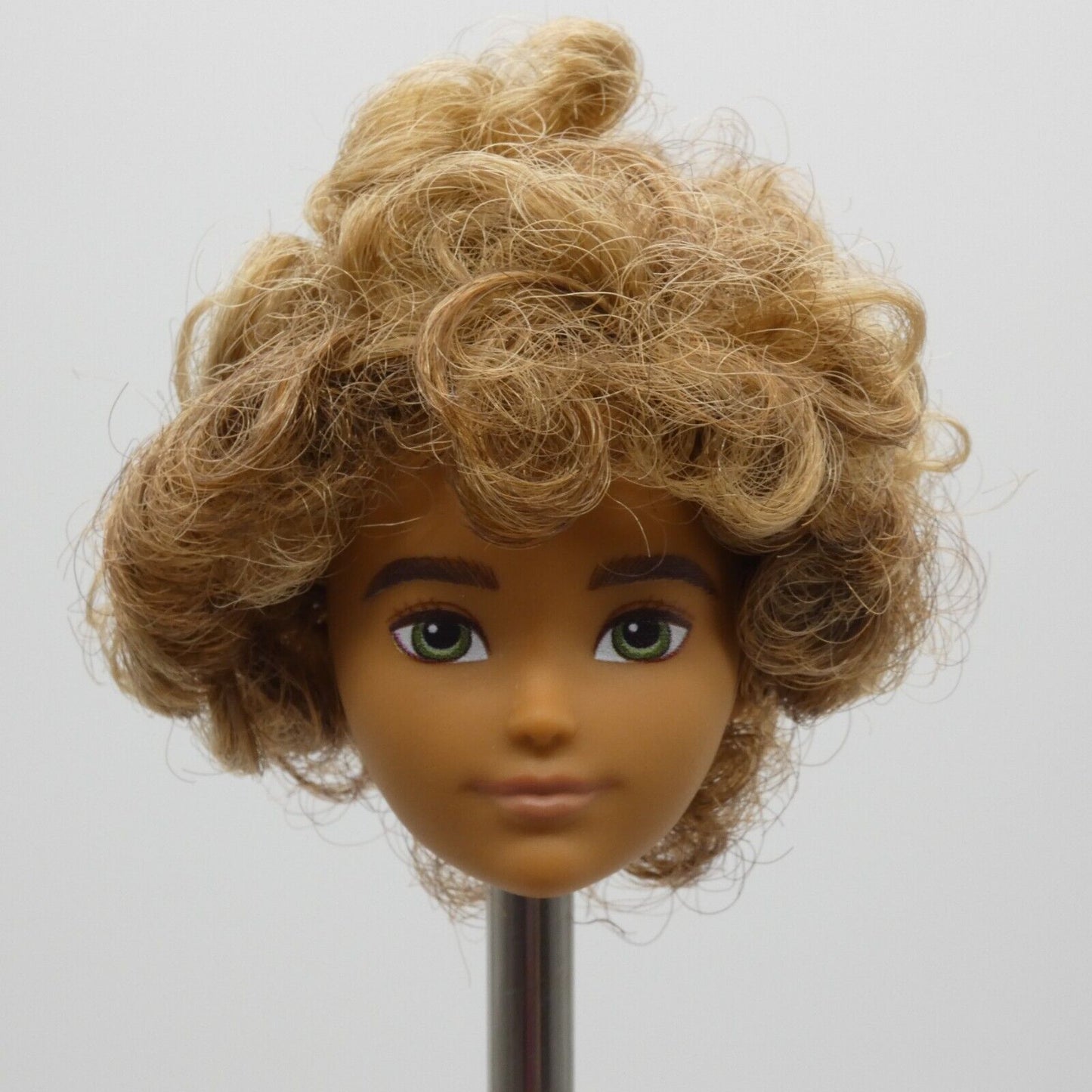 Creatable World Doll Head Curly Honey Brown Hair Skin Green Eyes 2020 GKV43