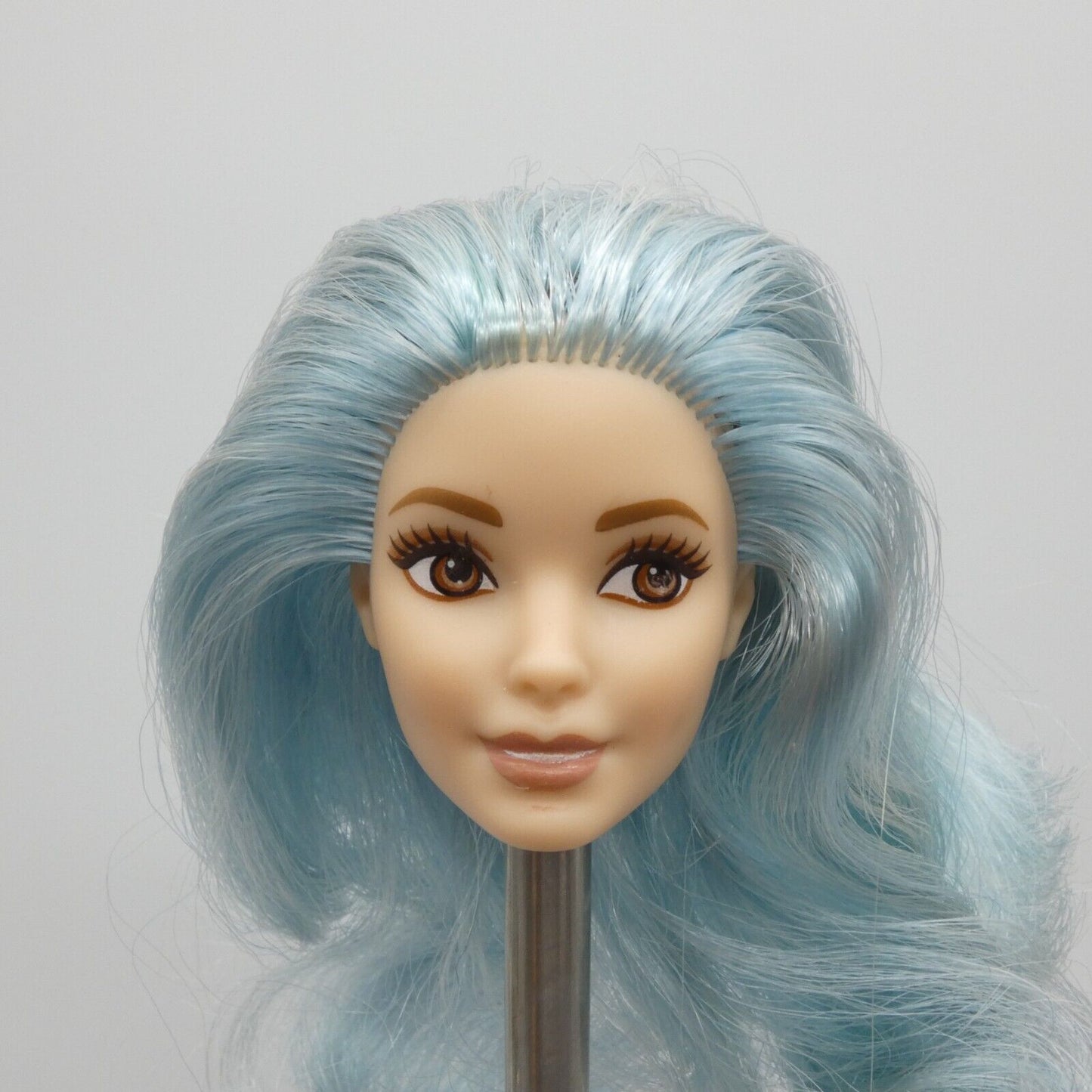 Barbie Fashionistas 069 Doll Head Neysa Face Blue Hair Brown Eyes 2019 DYY99