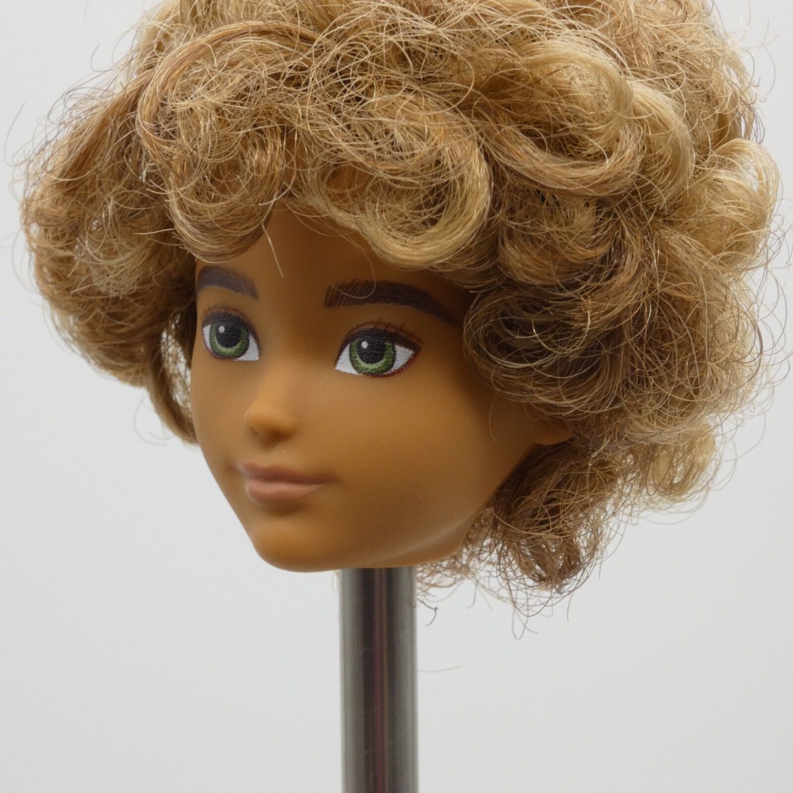 Creatable World Doll Head Curly Honey Brown Hair Skin Green Eyes 2020 GKV43