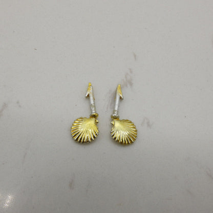 Sun Jewel Barbie Doll Earrings Gold Tone Seashells With Barbs 1993 Mattel 10953