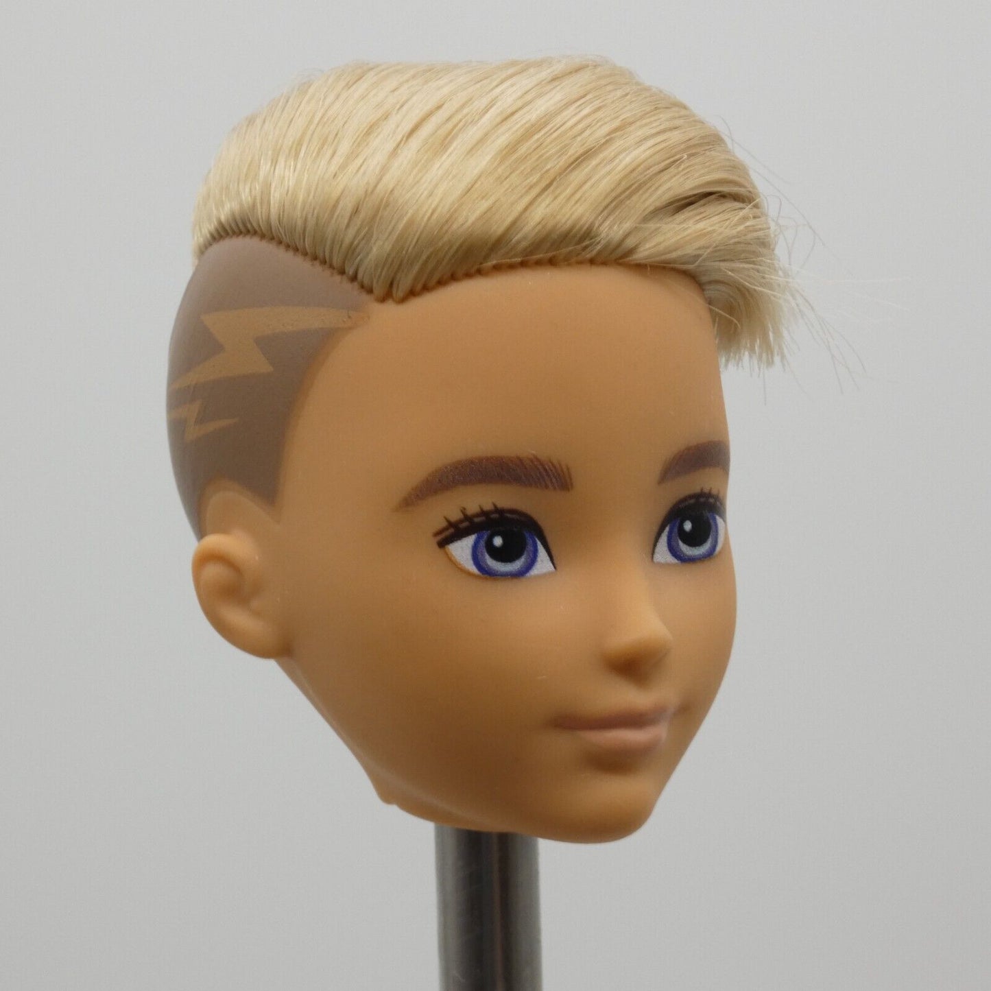 Creatable World Doll Head Blonde Side Shave Medium Light Skin 2019 Mattel GGT67