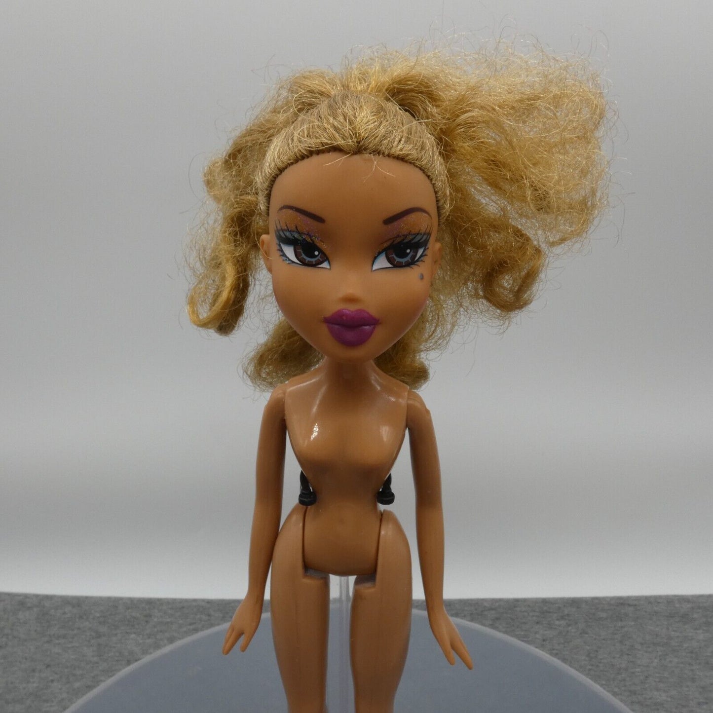 Bratz Step Out Yasmin Doll Curly Honey Blonde Hair Nude 2005 MGA 296997