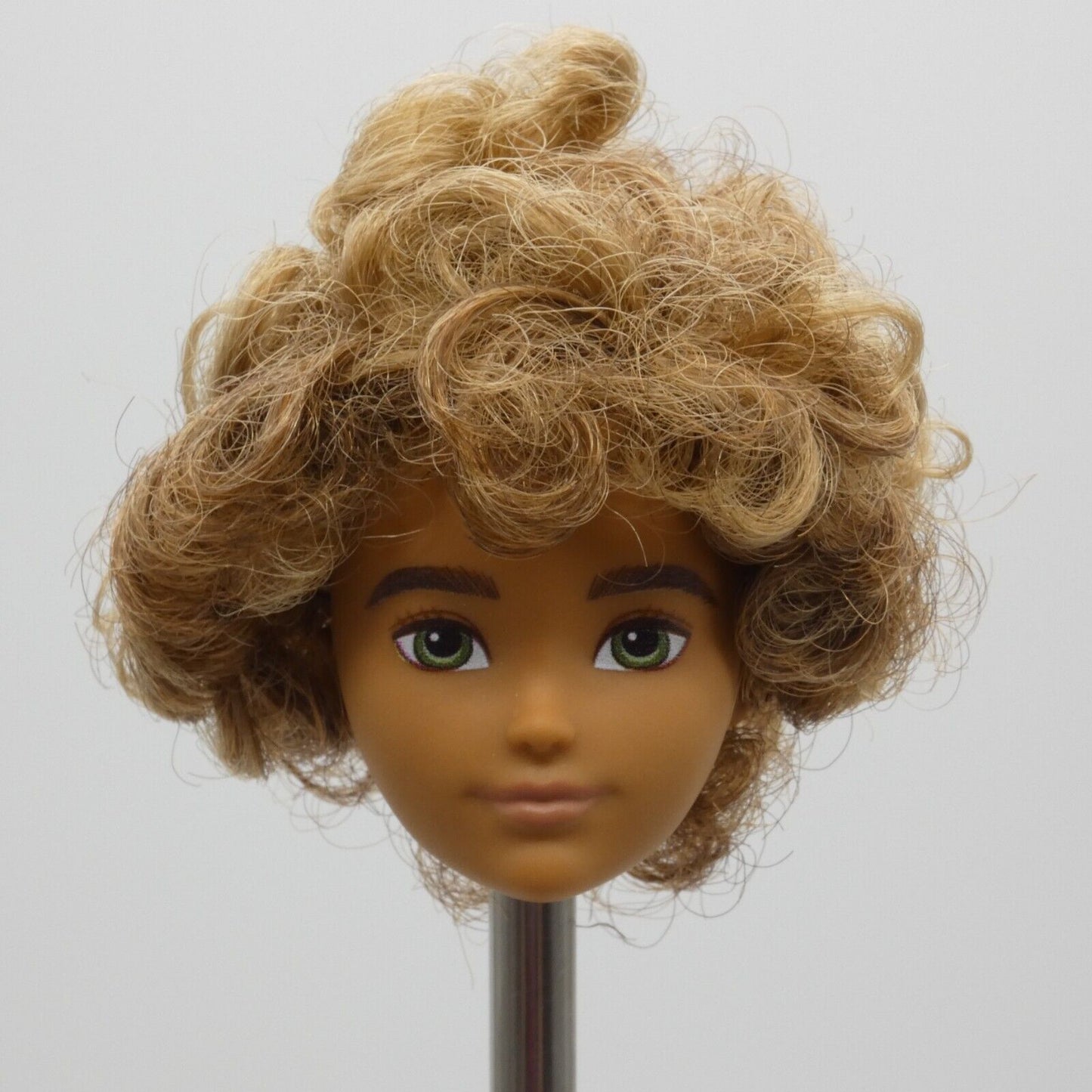 Creatable World Doll Head Curly Honey Brown Hair Skin Green Eyes 2020 GKV43