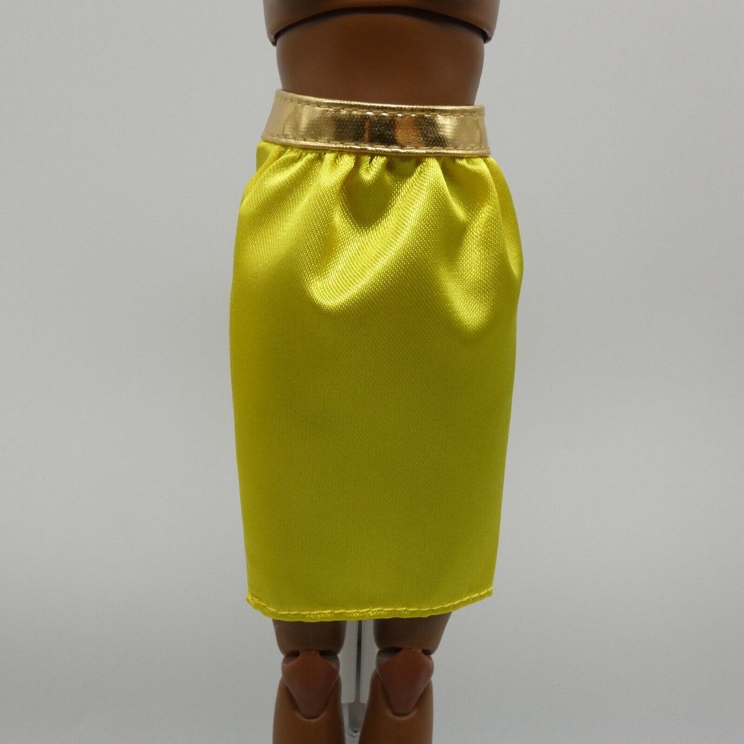 Barbie Doll Skirt Yellow Shiny Gold Band Signature Looks 19 2023 Mattel HJX28