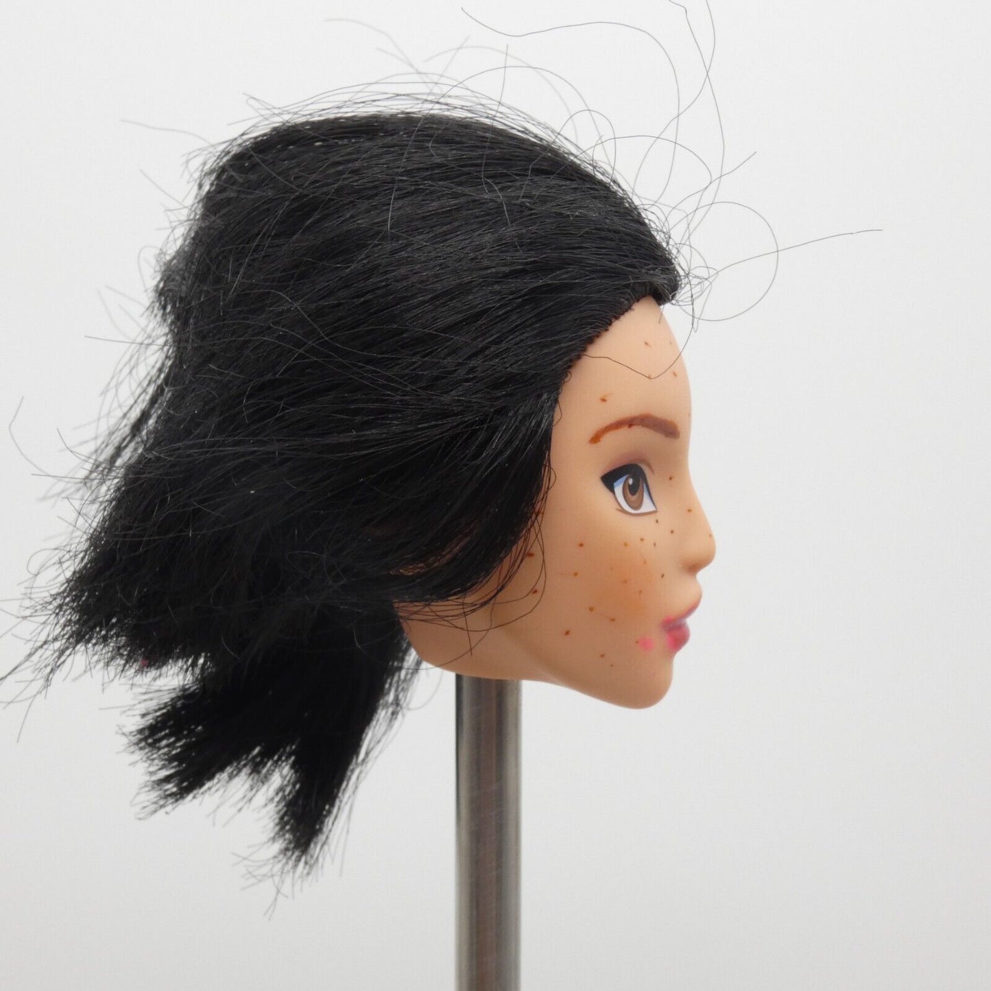 Disney Princess Pocahontas Doll Head Medium Skin Royal Shimmer Hasbro C-031G TLC