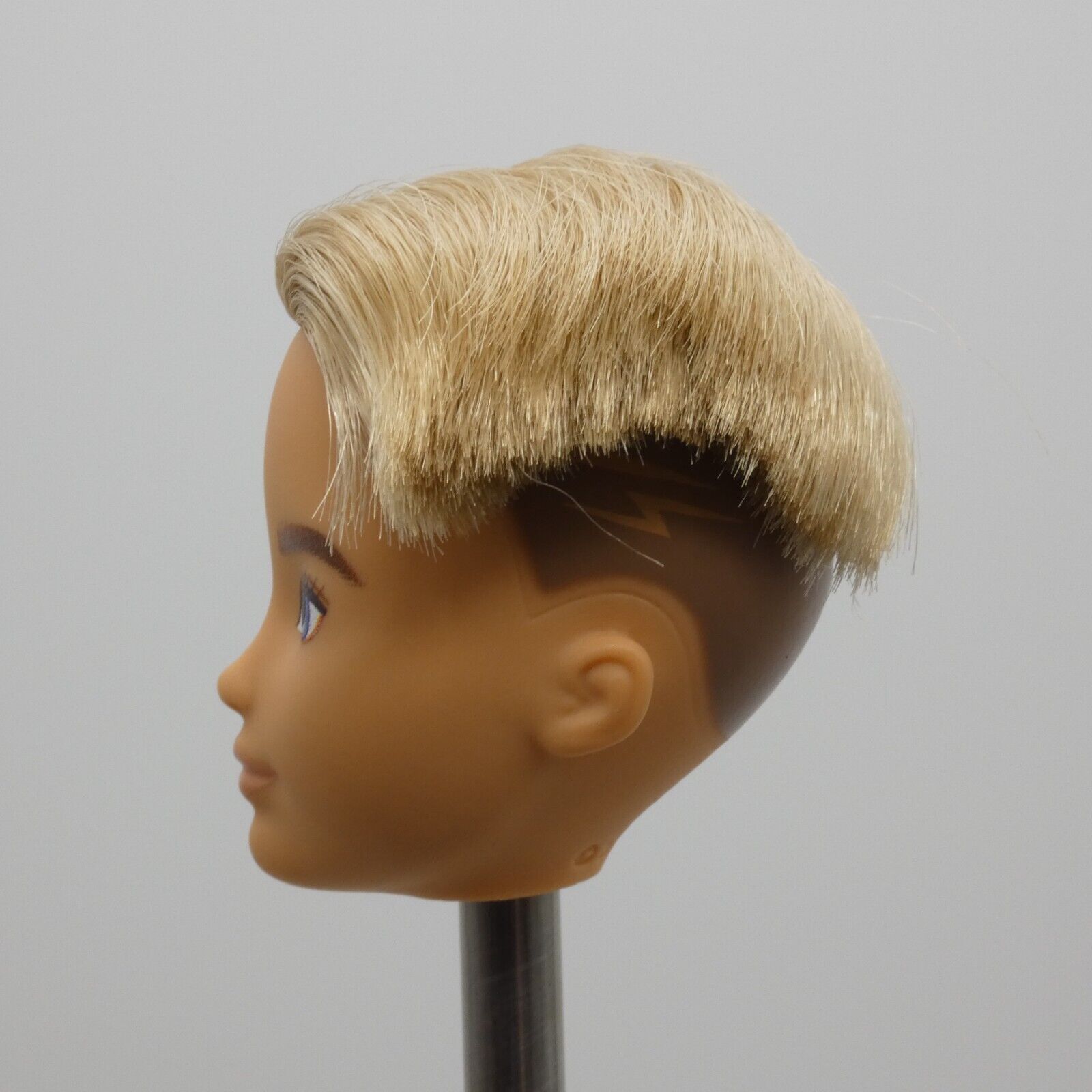 Creatable World Doll Head Blonde Hair Side Shave Medium Light Skin 2020 GKV44