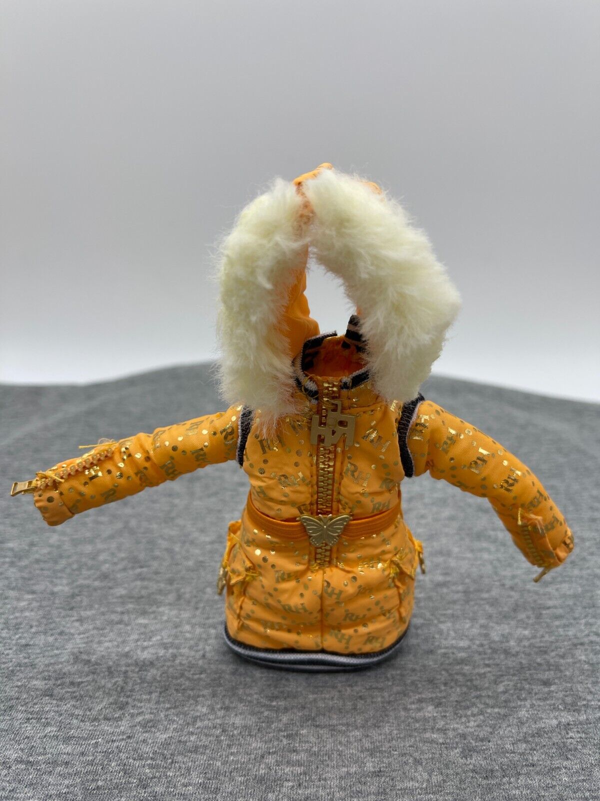 Rainbow High Poppy Rowan Doll Boat Orange Gold Ski Jacket Winter Break 2021