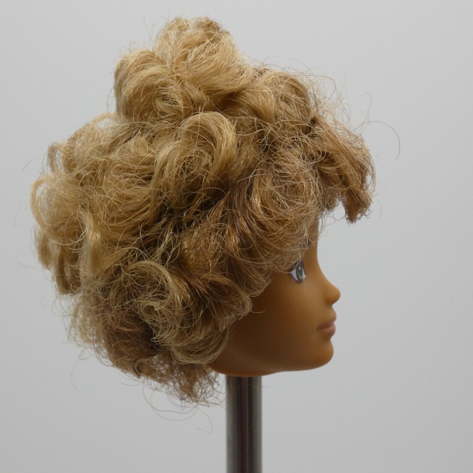 Creatable World Doll Head Curly Honey Brown Hair Skin Green Eyes 2020 GKV43