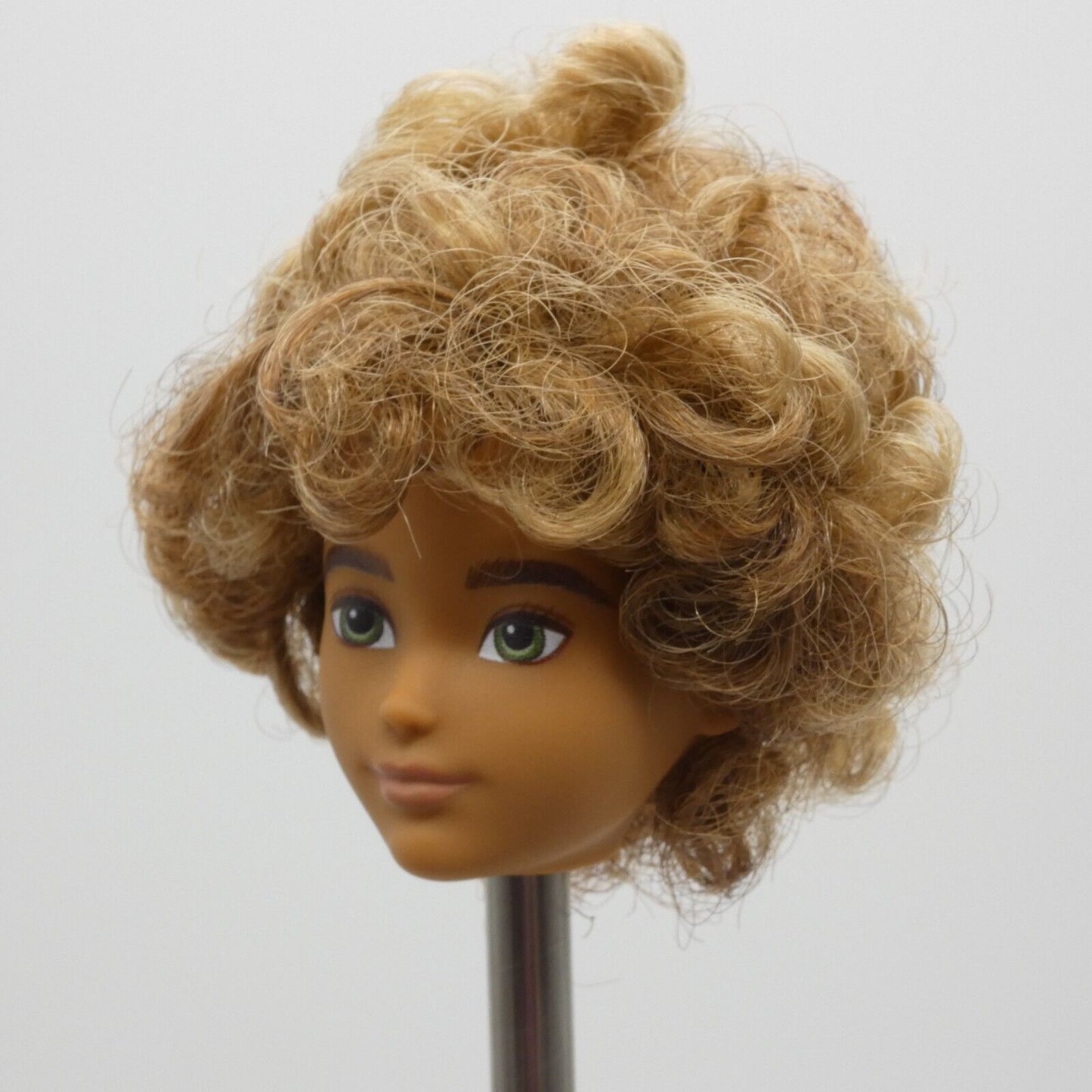 Creatable World Doll Head Curly Honey Brown Hair Skin Green Eyes 2020 GKV43