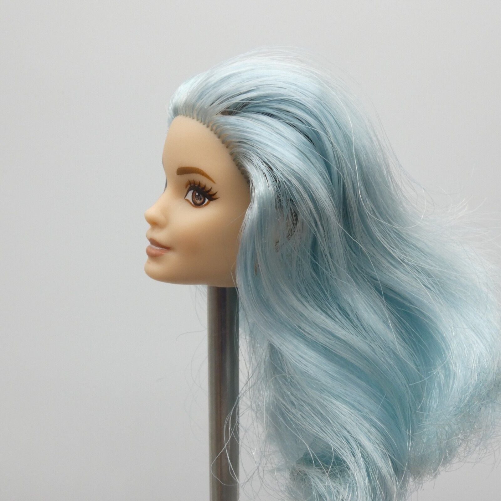 Barbie Fashionistas 069 Doll Head Neysa Face Blue Hair Brown Eyes 2019 DYY99