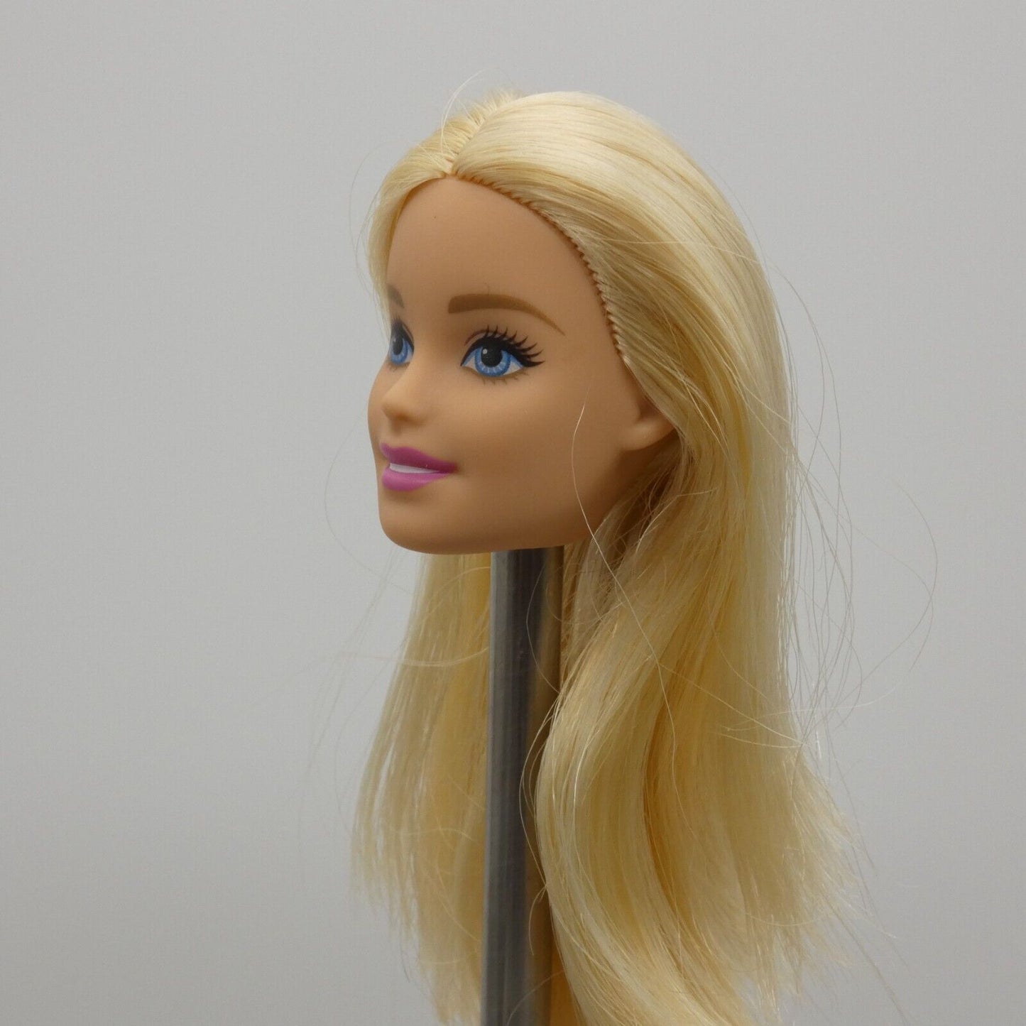 Barbie Mani Pedi Spa Doll Head Millie Straight Blonde Hair Blue Eyes 2020 GHN07