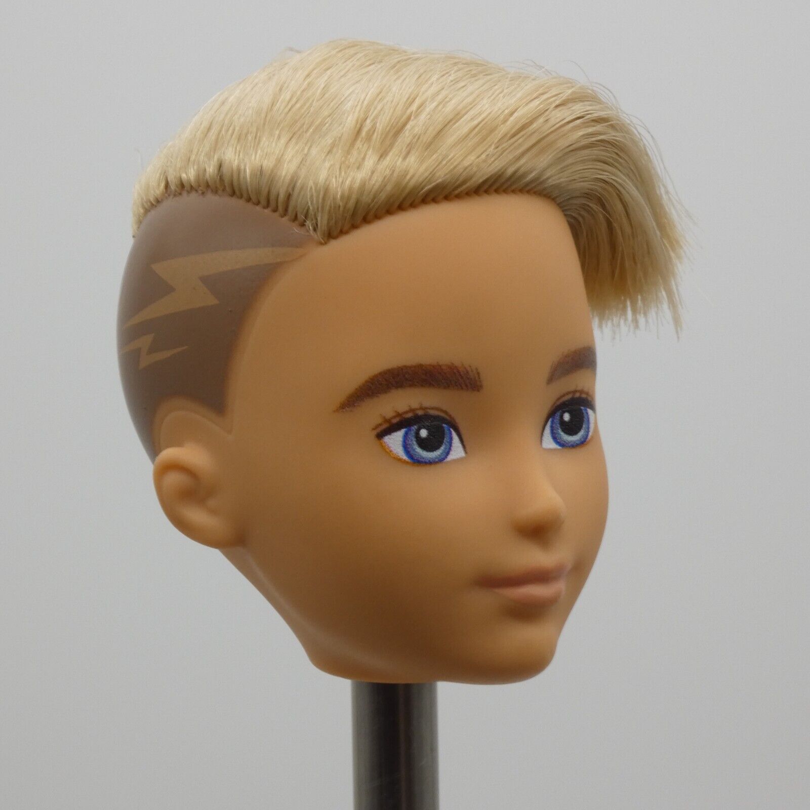 Creatable World Doll Head Blonde Hair Side Shave Medium Light Skin 2020 GKV44