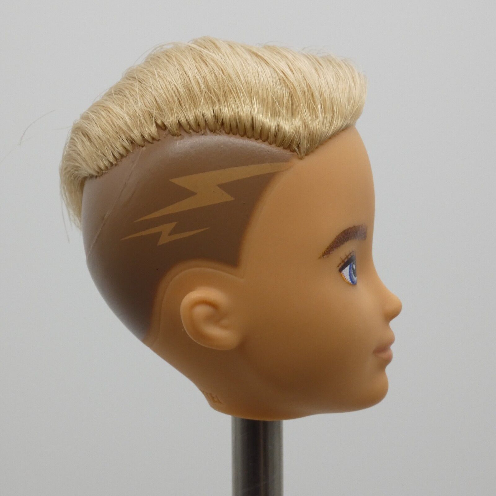 Creatable World Doll Head Blonde Hair Side Shave Medium Light Skin 2020 GKV44