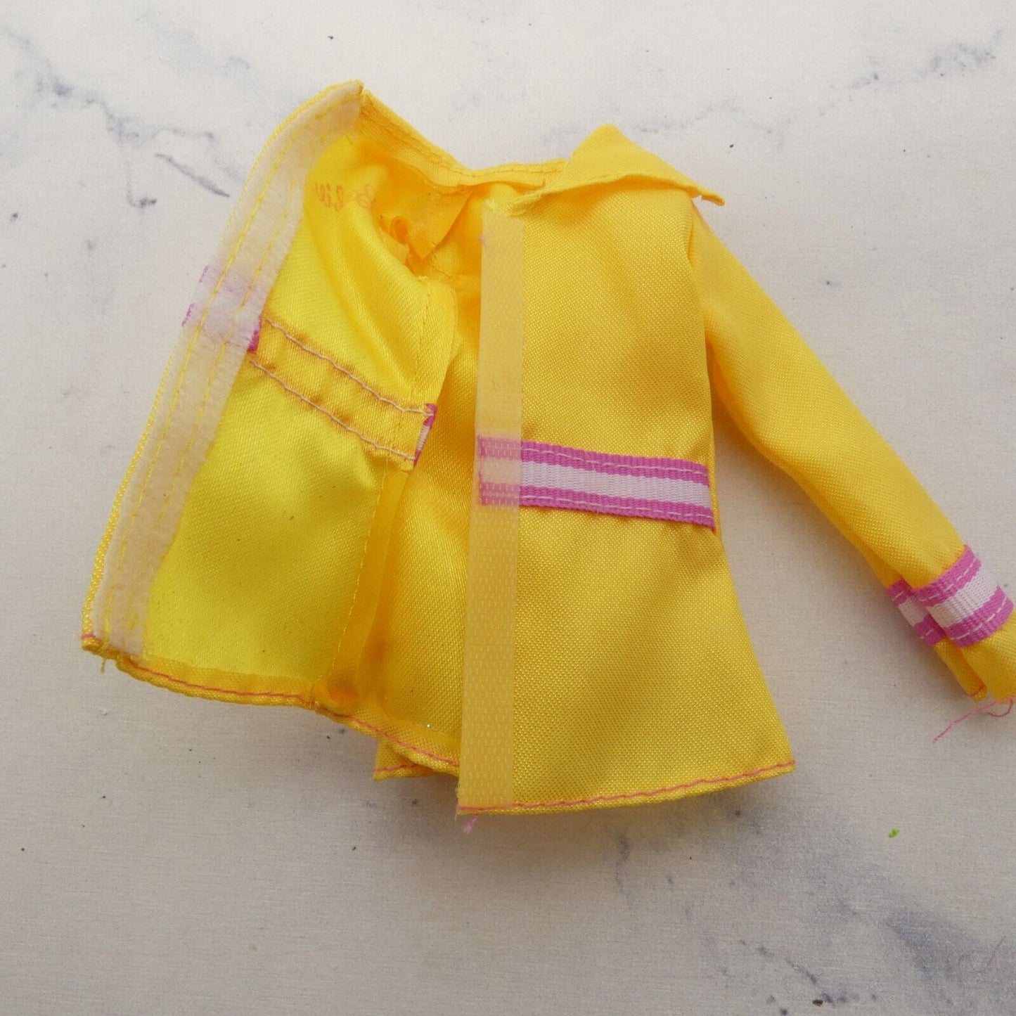 Barbie Careers Fighter Fighter Fashion Doll Jacket Yellow Raincoat 2015 CHJ28