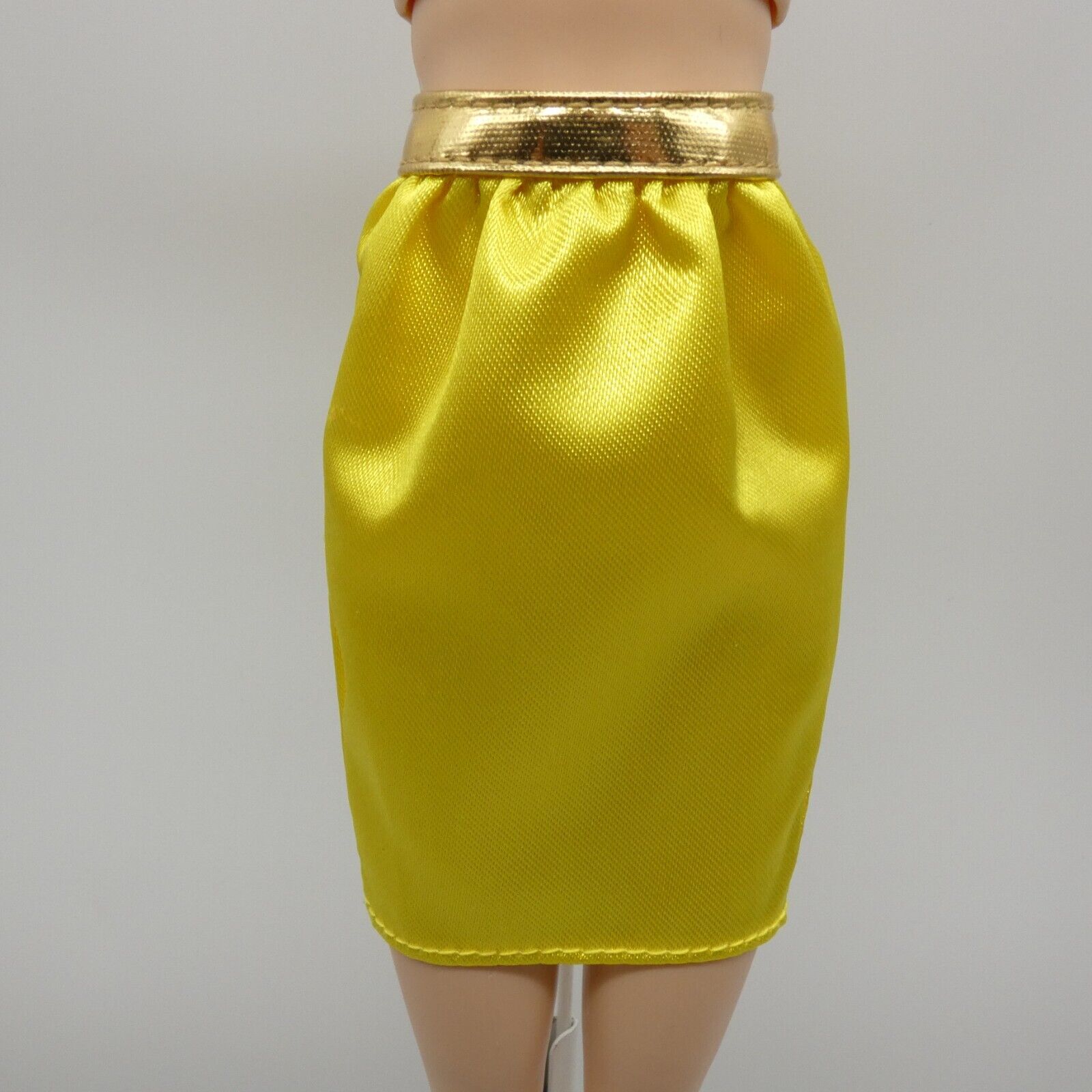 Barbie Doll Skirt Yellow Shiny Gold Band Signature Looks 19 2023 Mattel HJX28