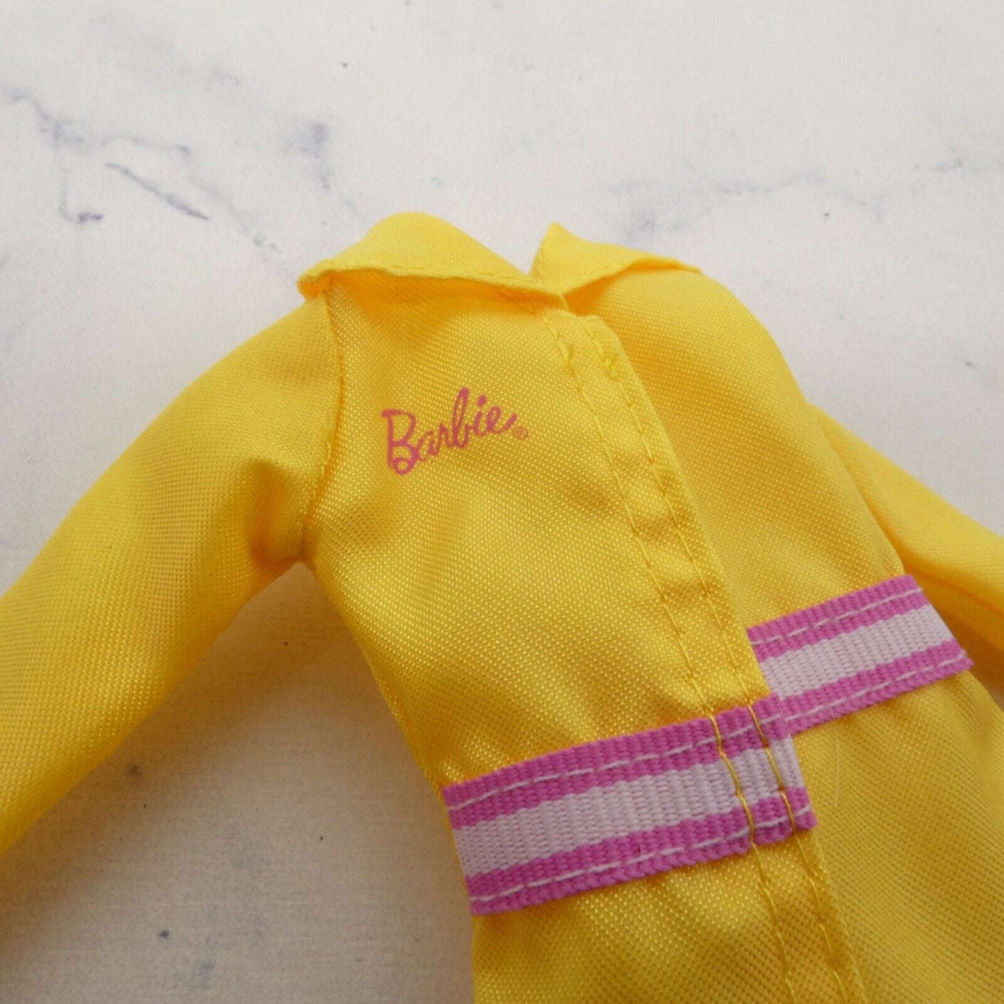 Barbie Careers Fighter Fighter Fashion Doll Jacket Yellow Raincoat 2015 CHJ28