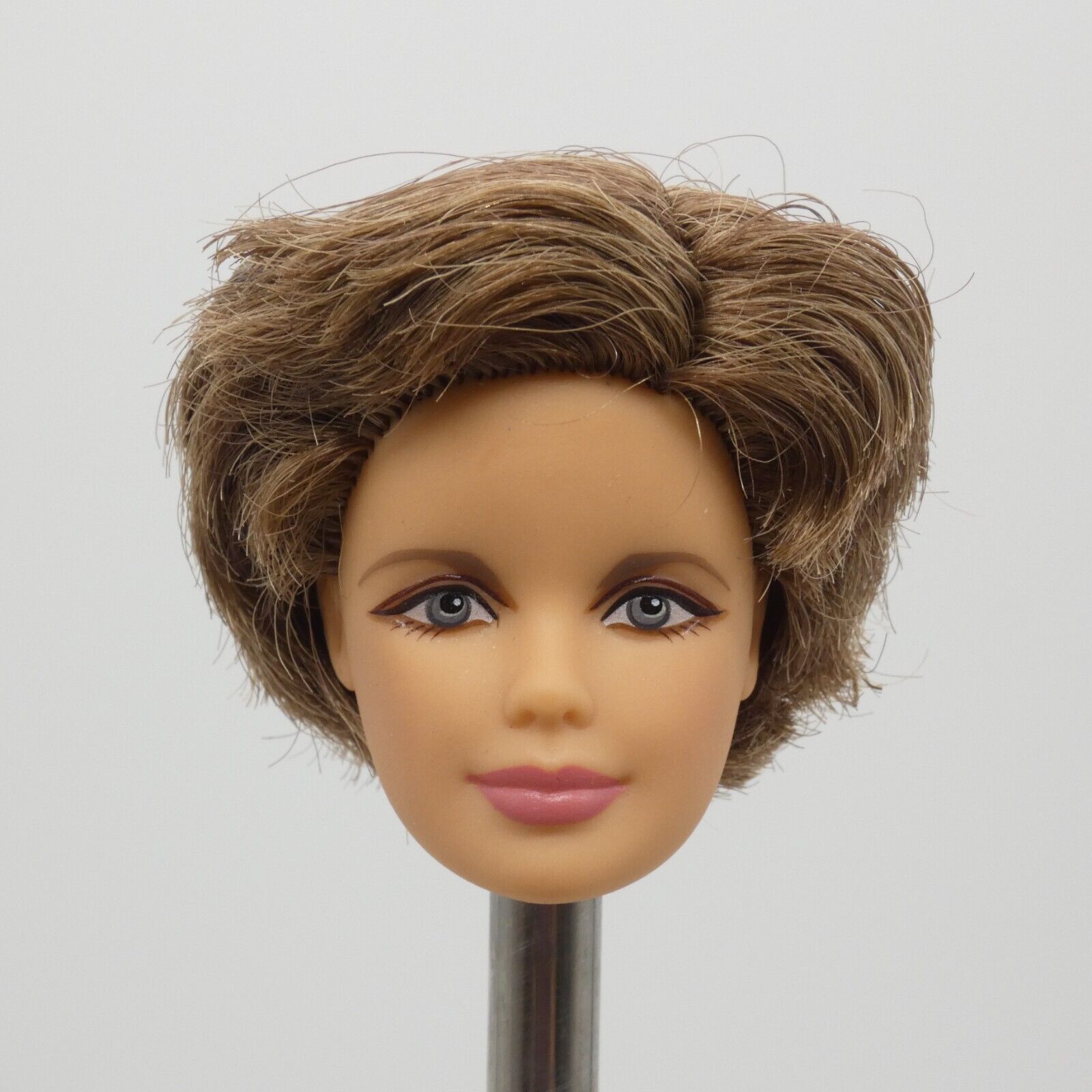 Barbie Amelia Earhart Doll Head Mackie Face Brown Hair Light Skin 2018 FJH64