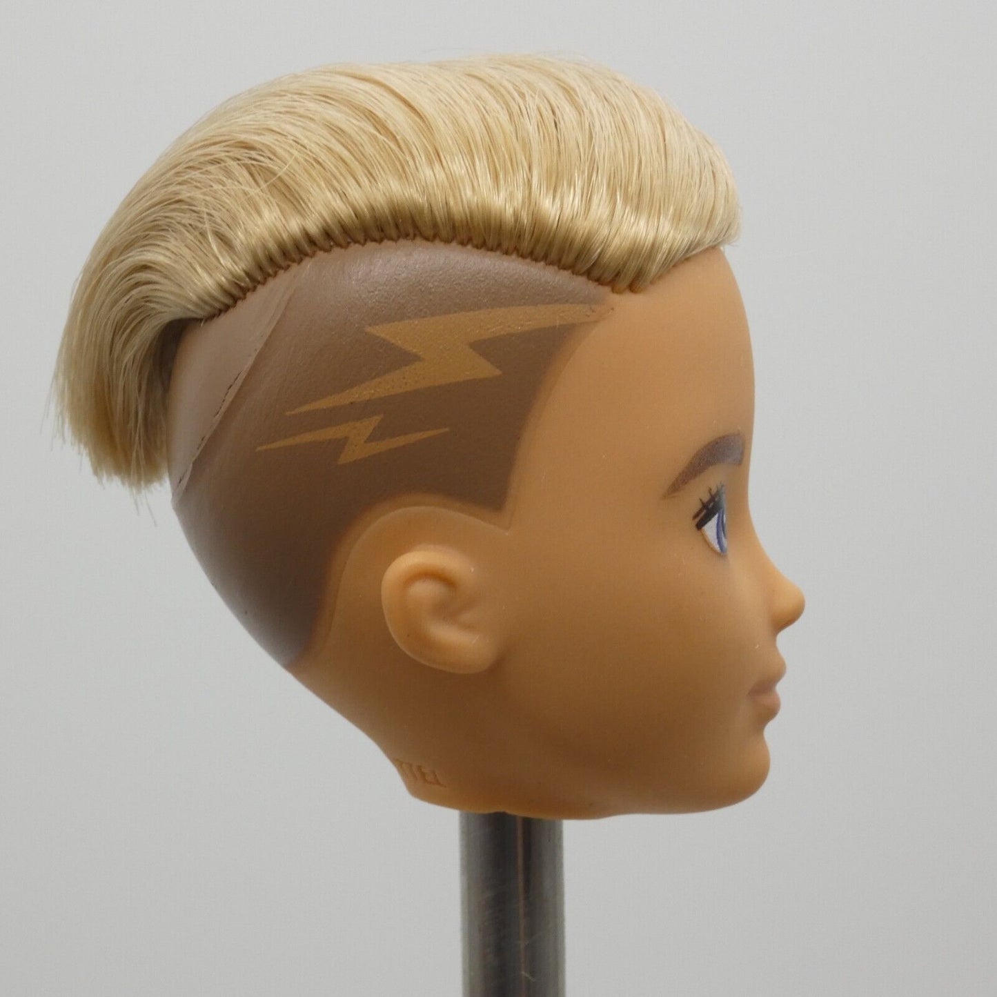 Creatable World Doll Head Blonde Side Shave Medium Light Skin 2019 Mattel GGT67