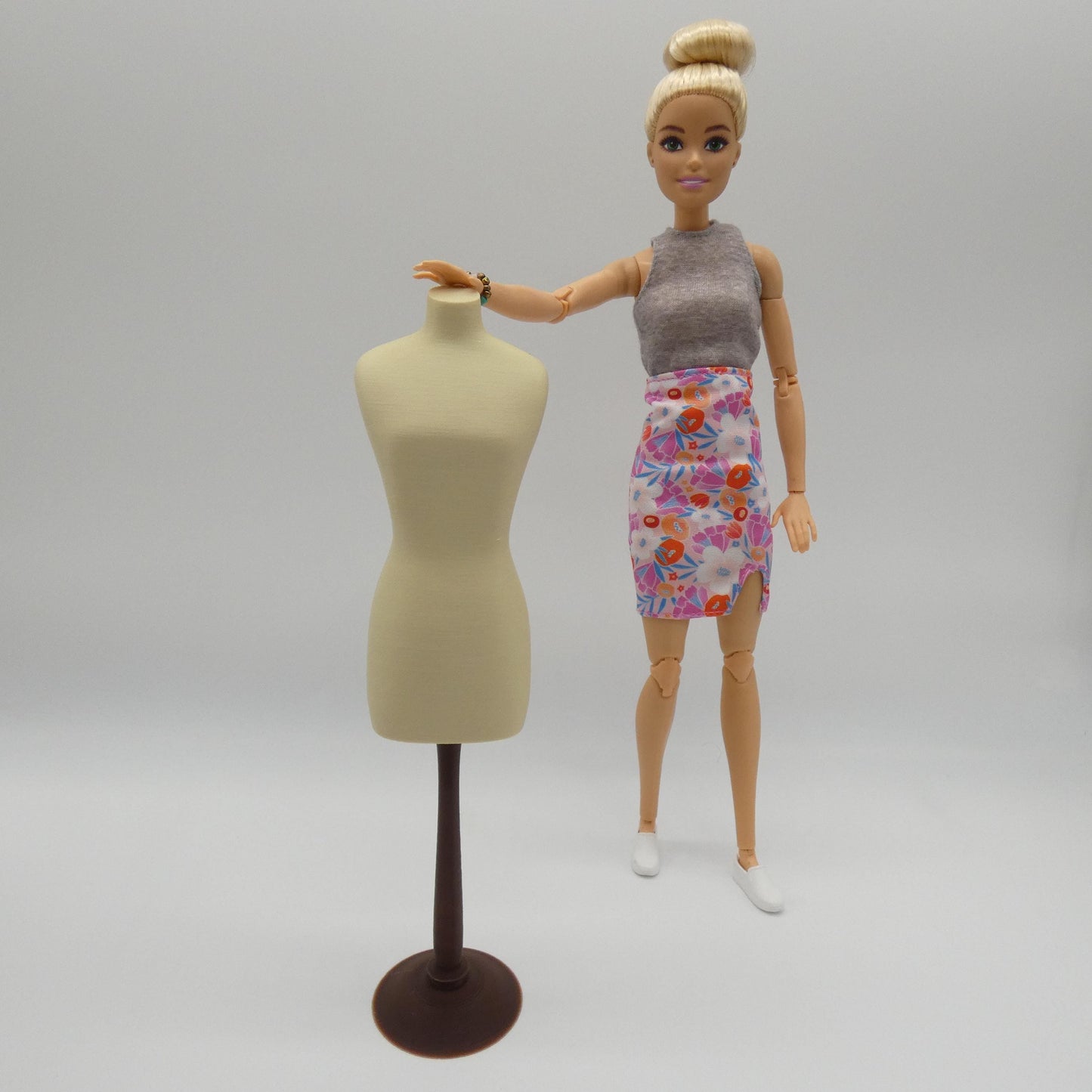 1/6 Scale Doll Furniture Dress Form Tan Mannequin On Brown Stand OR Choose Your Own Colors Barbie Ken Integrity Toys FR Bratz 1:6 Diorama