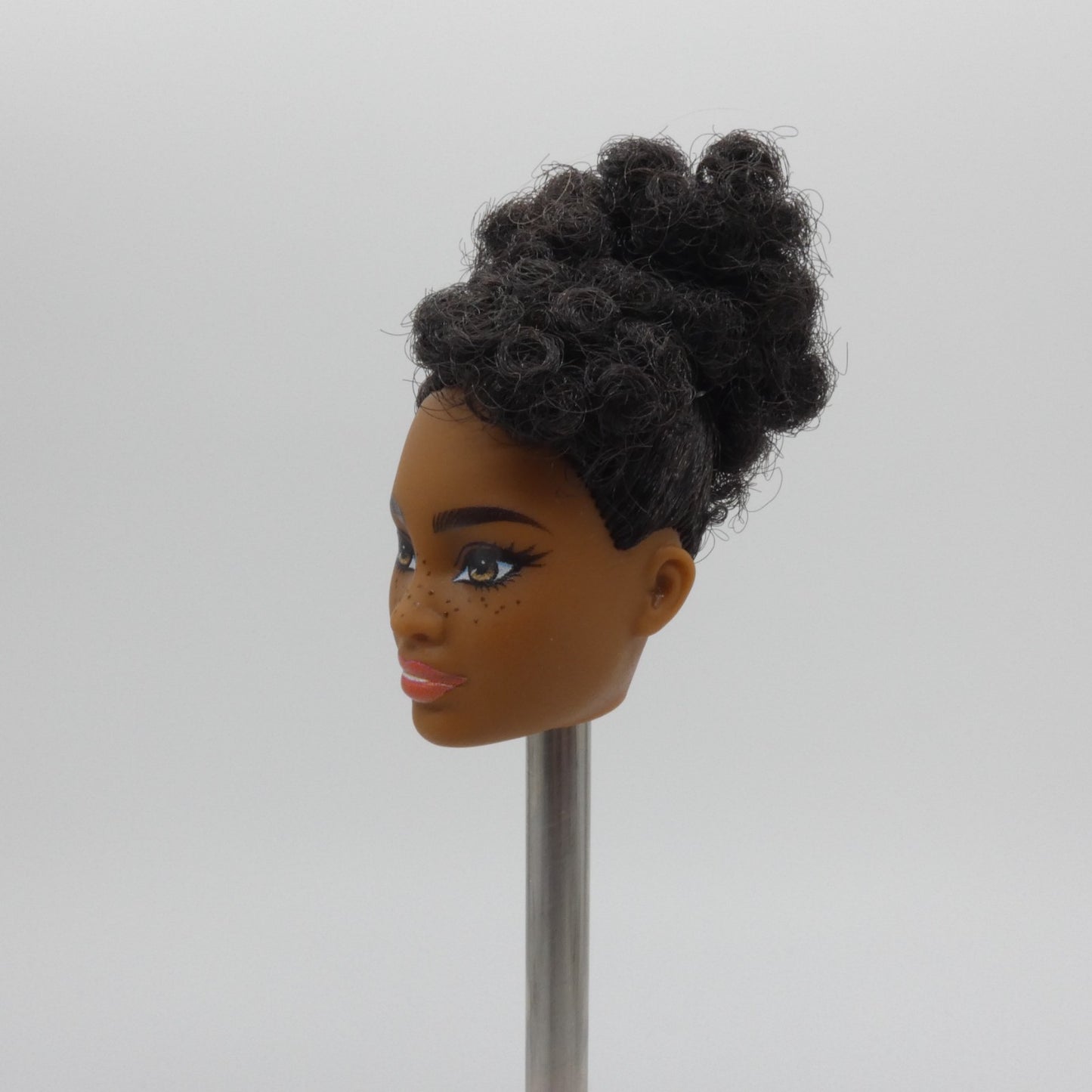 Barbie Fashionistas 185 Doll Head Mbili Face AA Dark Skin Freckles 2022 HBV17