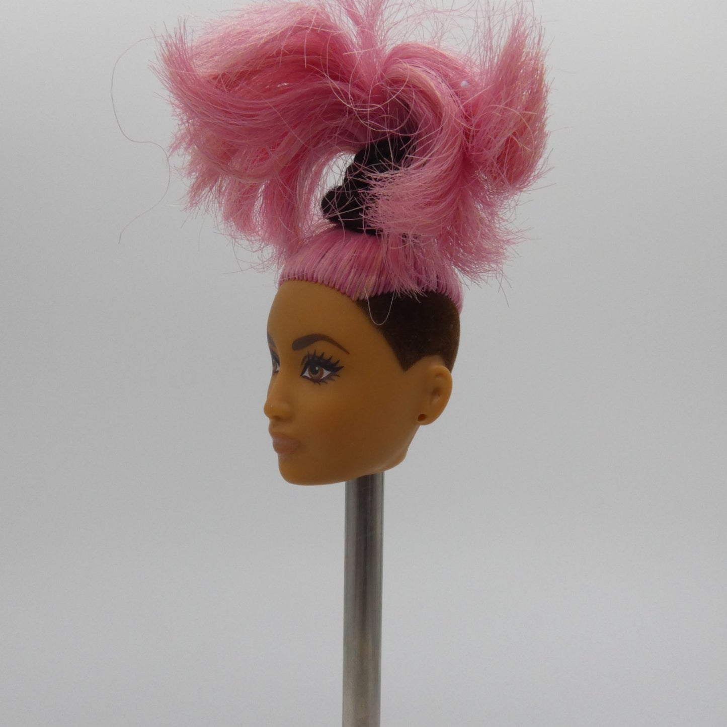 Barbie Fashionistas 095 Doll Head Goddess Face Pink Hair Brown Tan 2018 FJF55