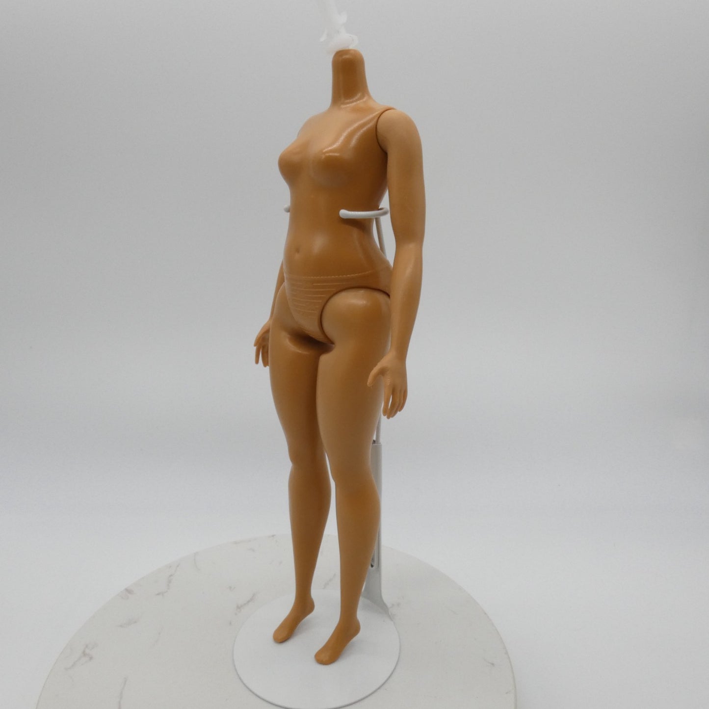 Barbie Fashionistas 095 Doll Curvy Body Brown Tan Skin Heel Feet 2018 FJF55