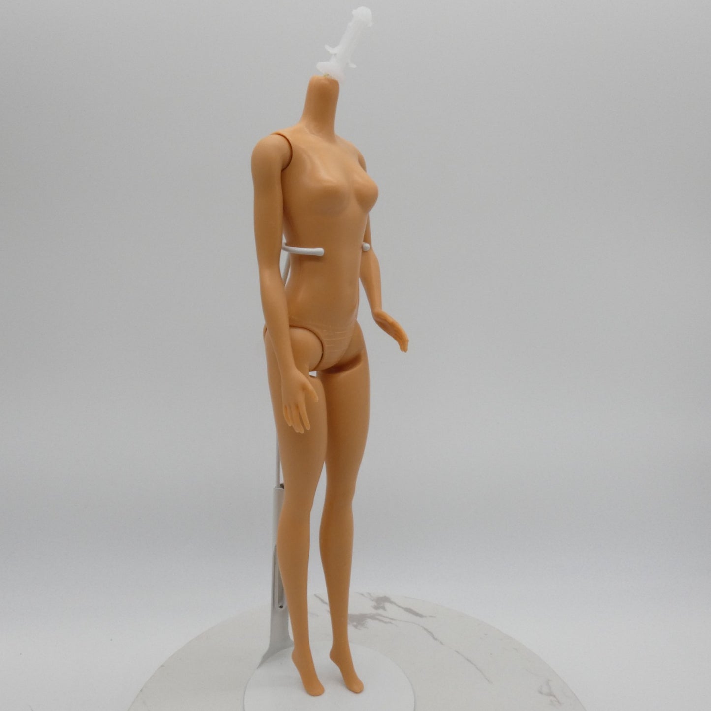 Barbie Doll Fashionistas Body Medium Light Neutra Skin 2018 Mattel FXN96