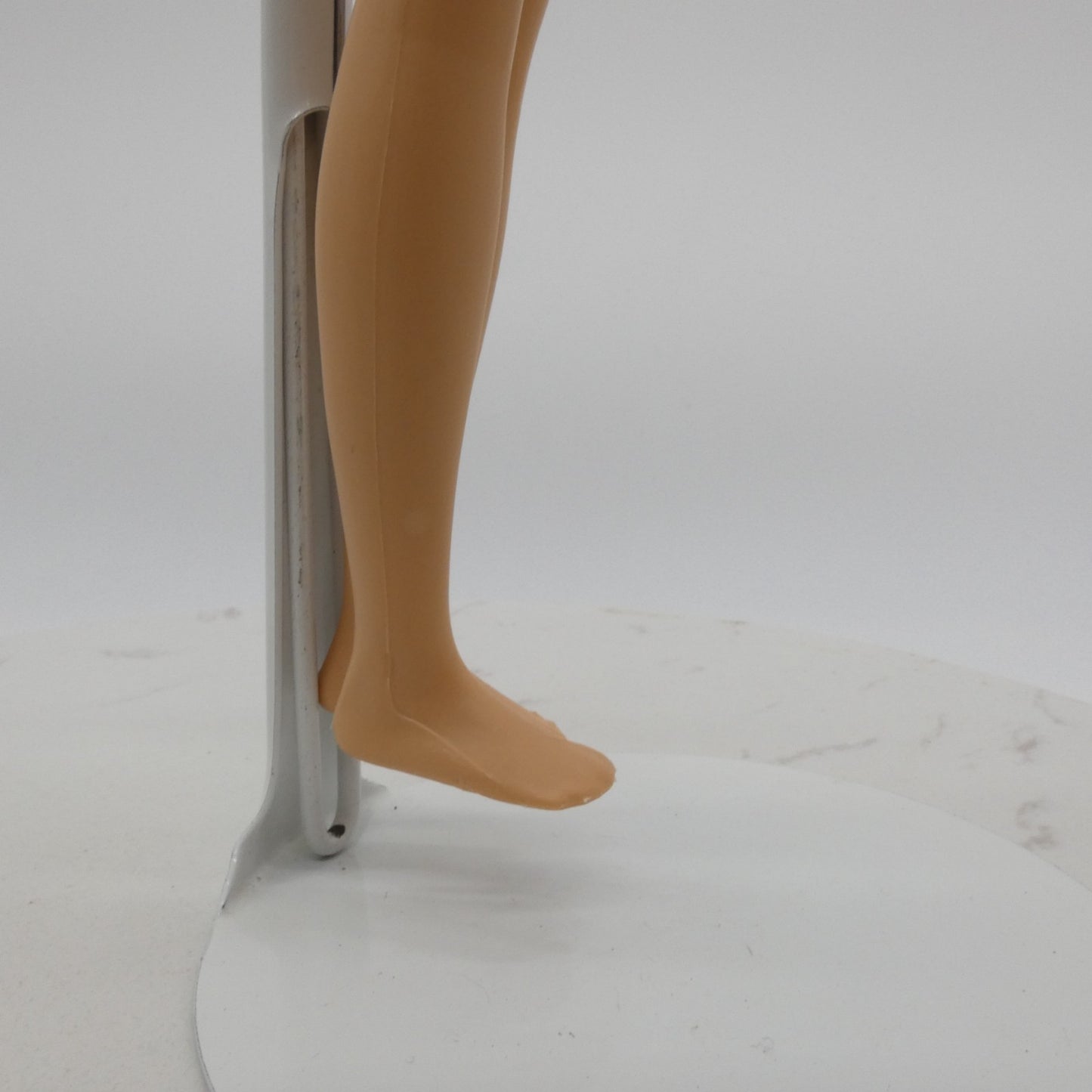 Barbie It Takes Two Stacie Doll Body Bent Right Arm 2022 Mattel HDF70