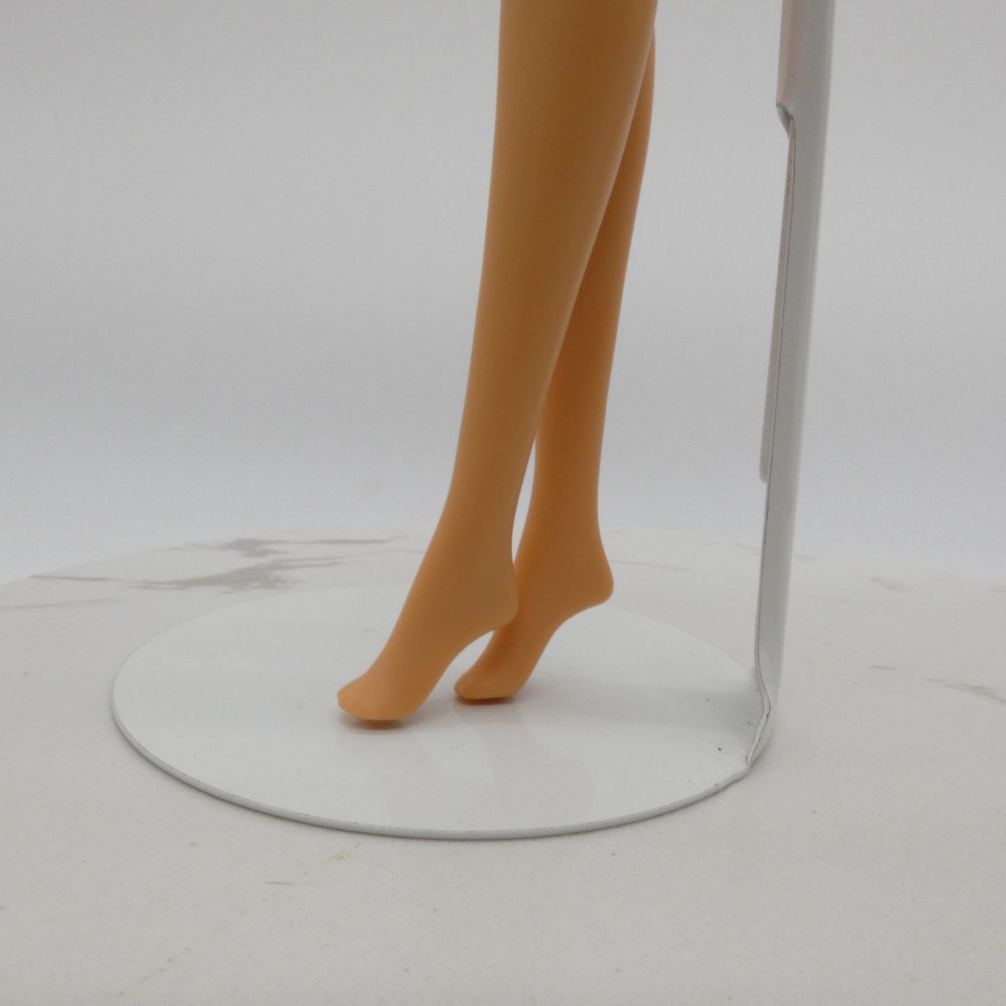 Barbie Doll Fashionistas Body Medium Light Neutra Skin 2018 Mattel FXN96