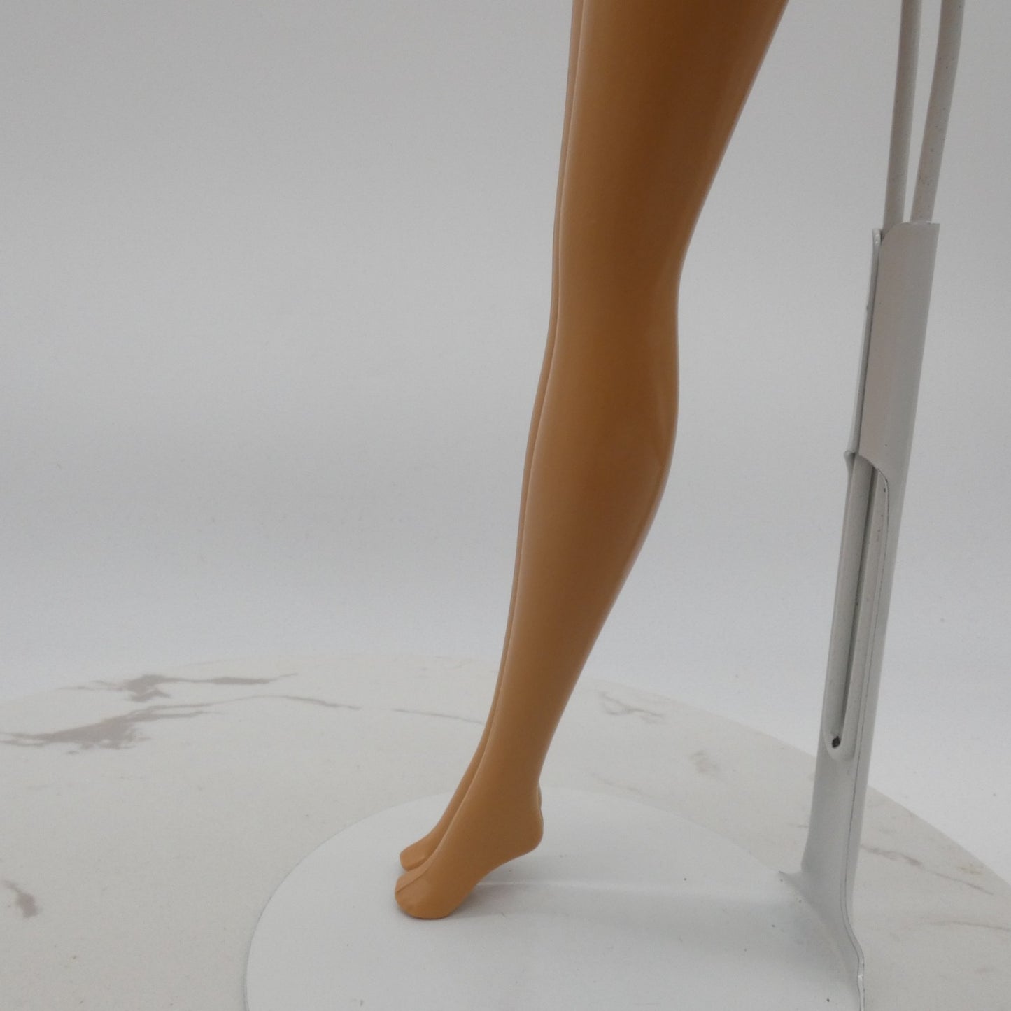 Barbie Doll Original Fashionistas Body With White Ring on Left Hand Mattel 2010s