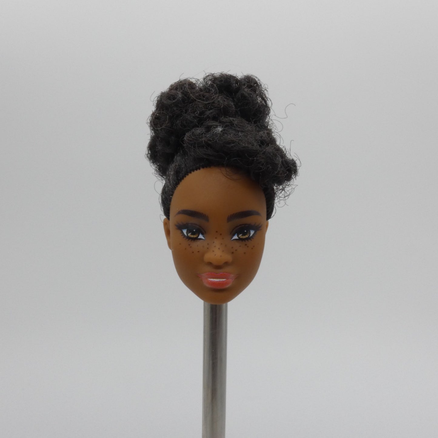 Barbie Fashionistas 185 Doll Head Mbili Face AA Dark Skin Freckles 2022 HBV17