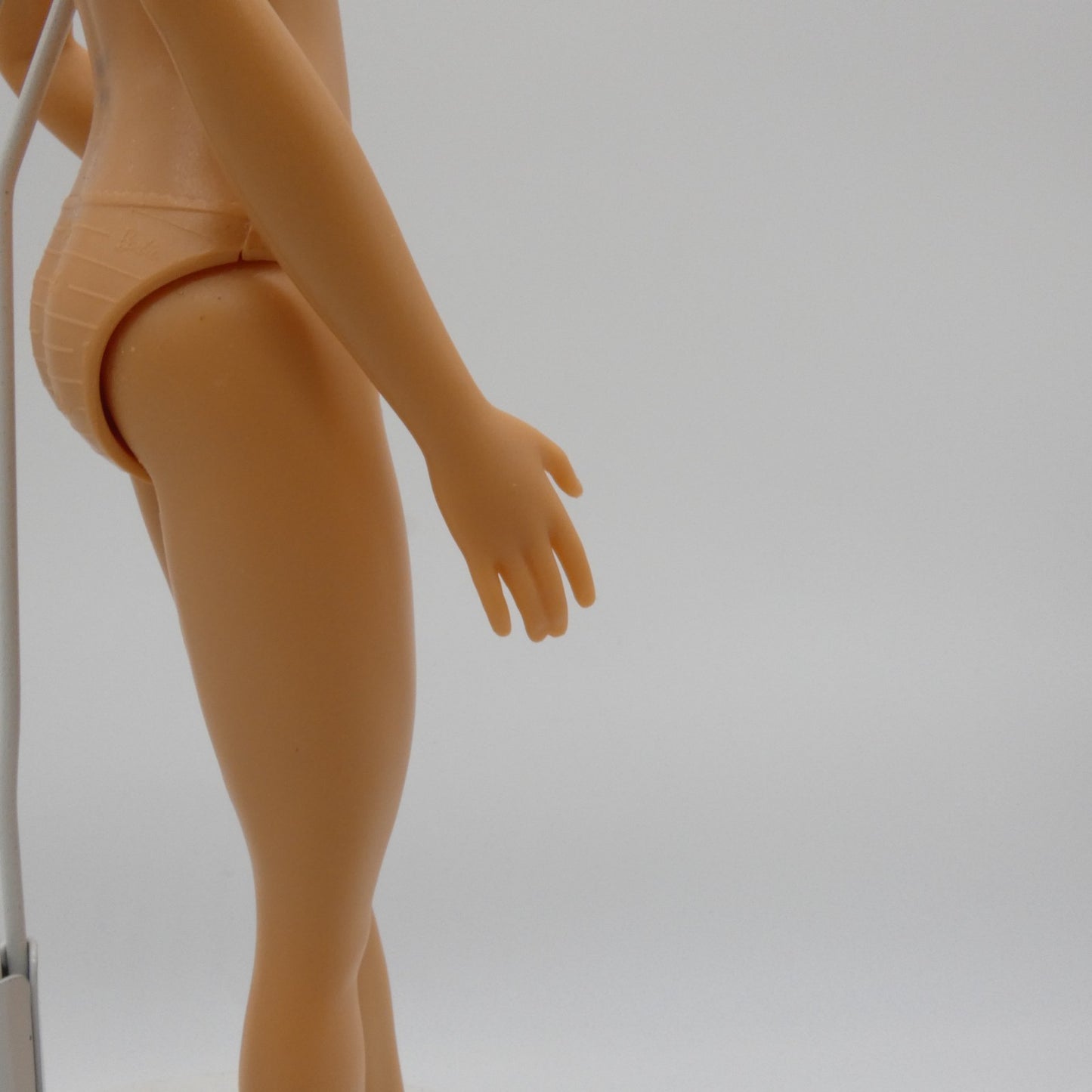 Barbie Doll Fashionistas Body Medium Light Neutra Skin 2018 Mattel FXN96