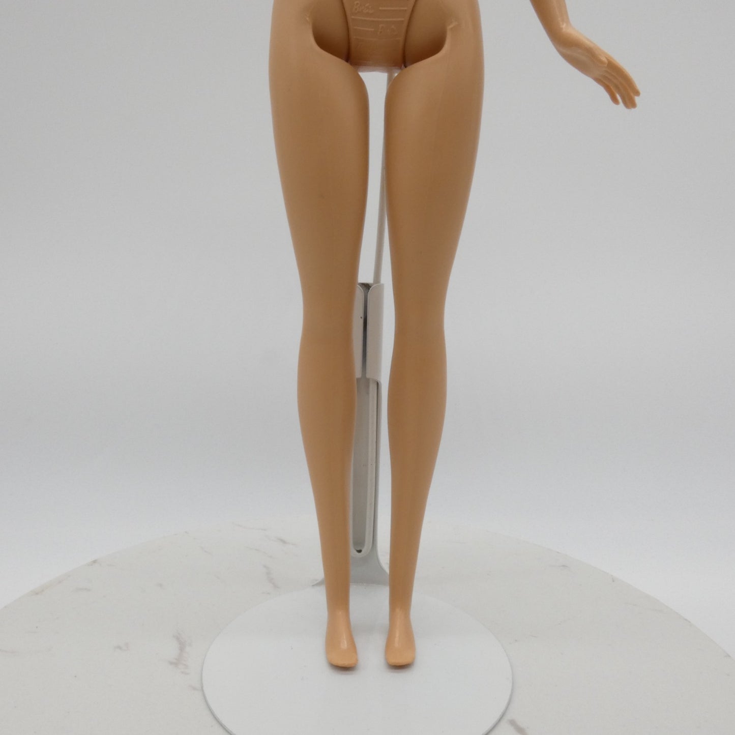 Barbie Doll Fashionistas Body Bent Right Arm Flat Feet Travel Malibu 2022 HJY18