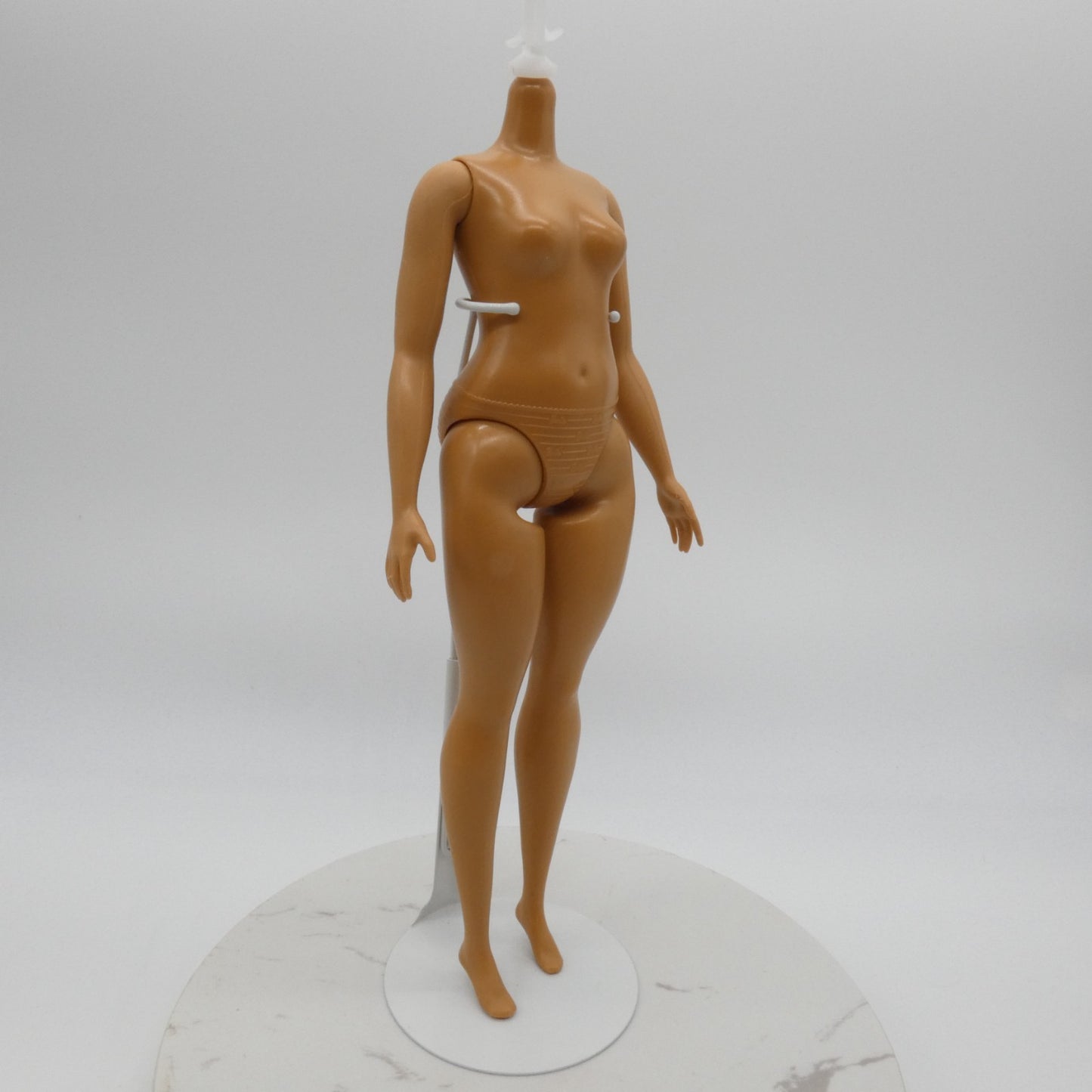 Barbie Fashionistas 095 Doll Curvy Body Brown Tan Skin Heel Feet 2018 FJF55