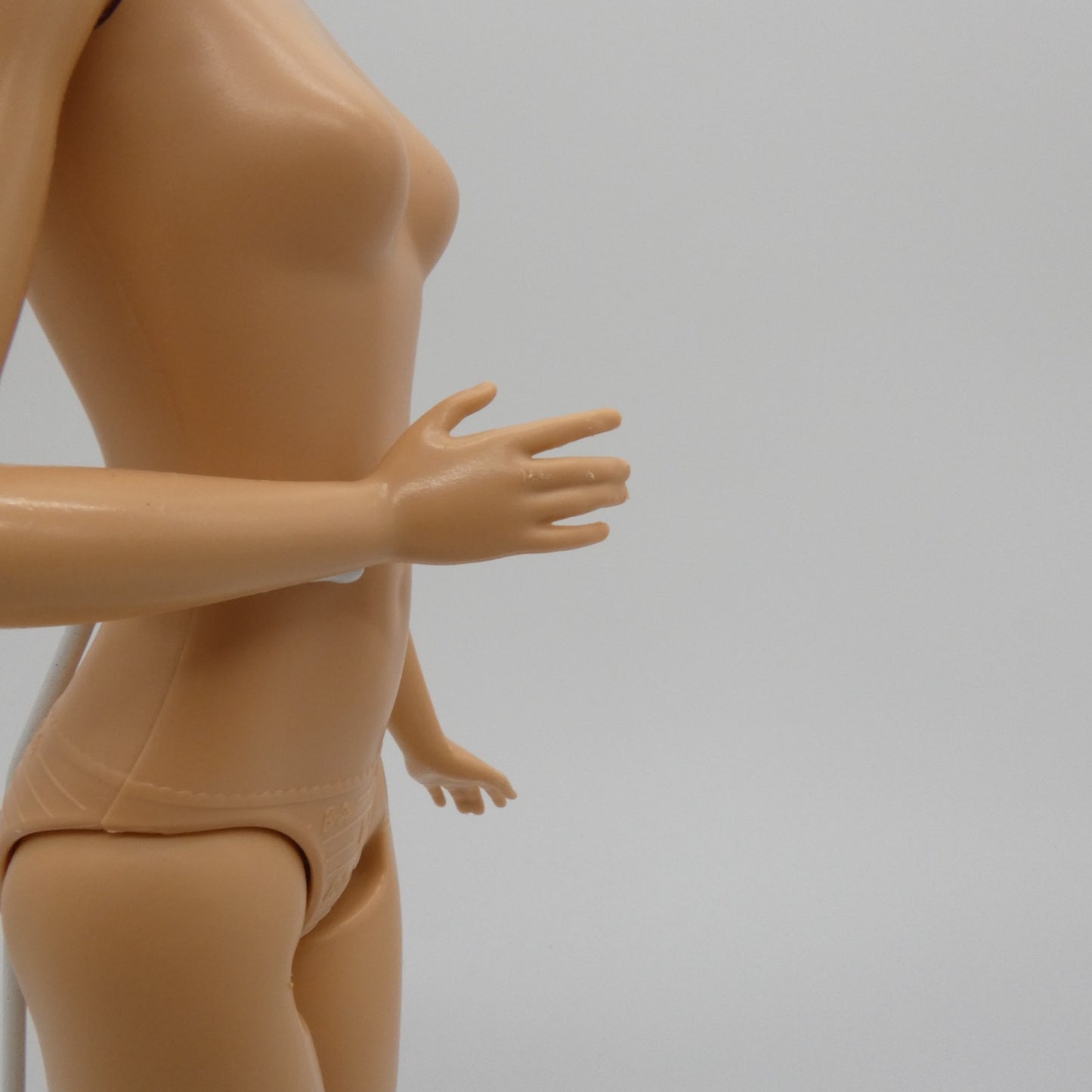 Barbie Doll Fashionistas Body Bent Right Arm Flat Feet Travel Malibu 2022 HJY18