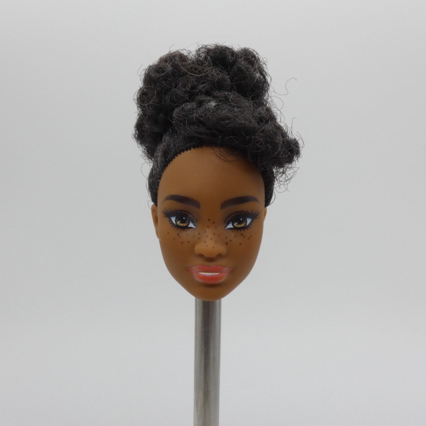 Barbie Fashionistas 185 Doll Head Mbili Face AA Dark Skin Freckles 2022 HBV17
