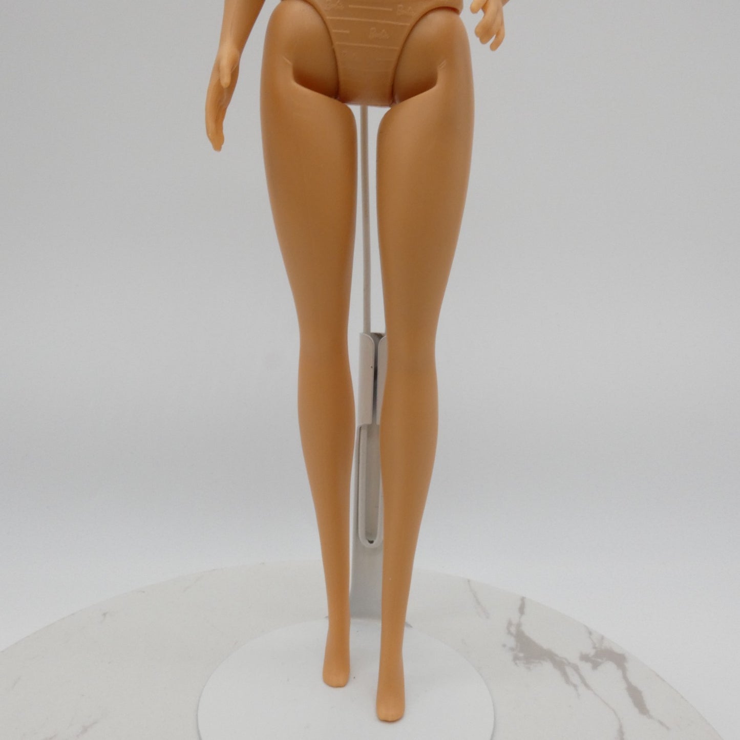 Barbie Doll Fashionistas Body Medium Light Neutra Skin 2018 Mattel FXN96