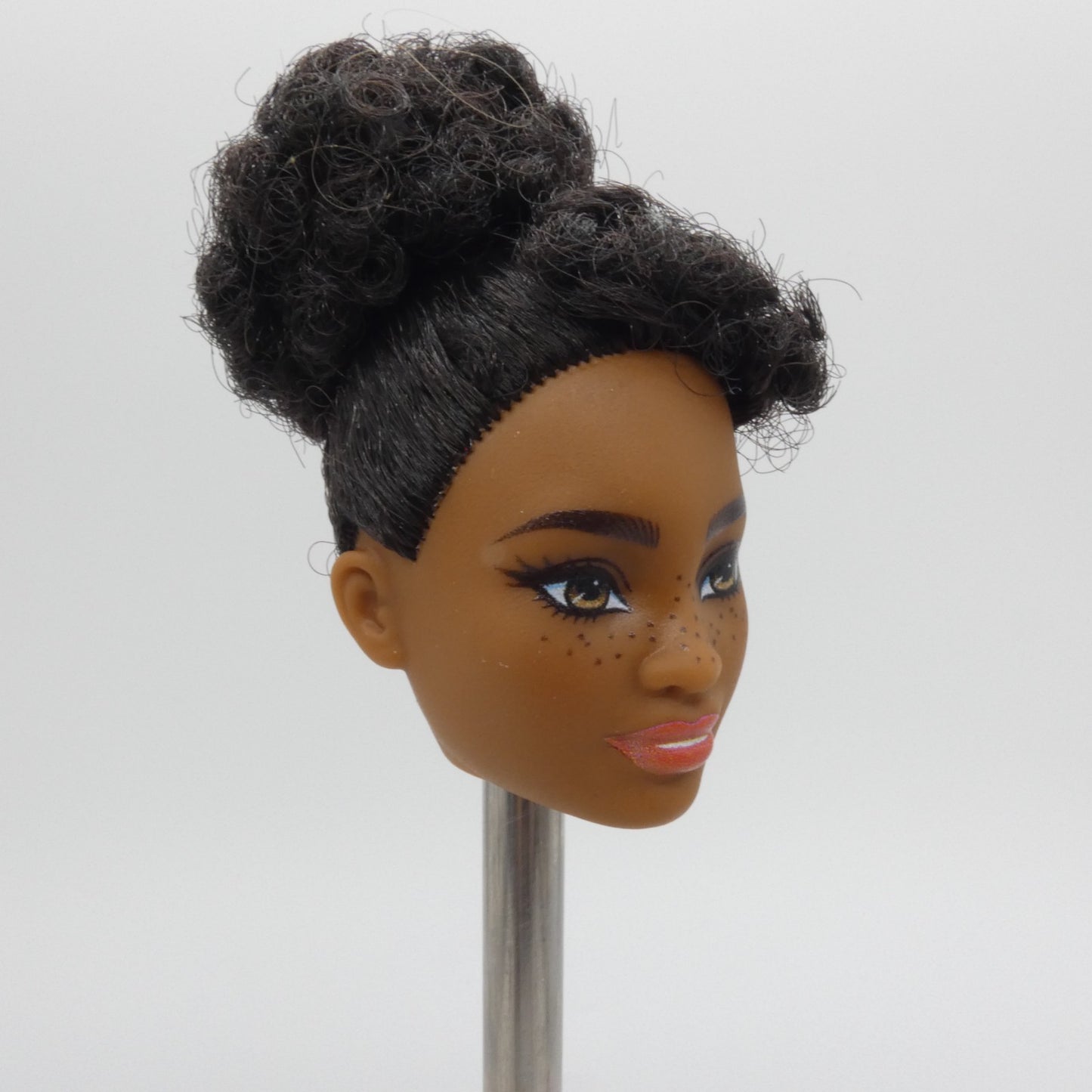 Barbie Fashionistas 185 Doll Head Mbili Face AA Dark Skin Freckles 2022 HBV17