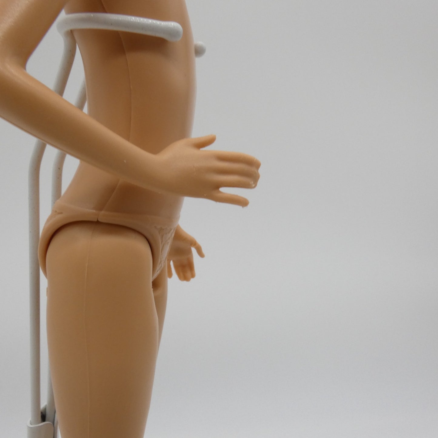 Barbie It Takes Two Stacie Doll Body Bent Right Arm 2022 Mattel HDF70